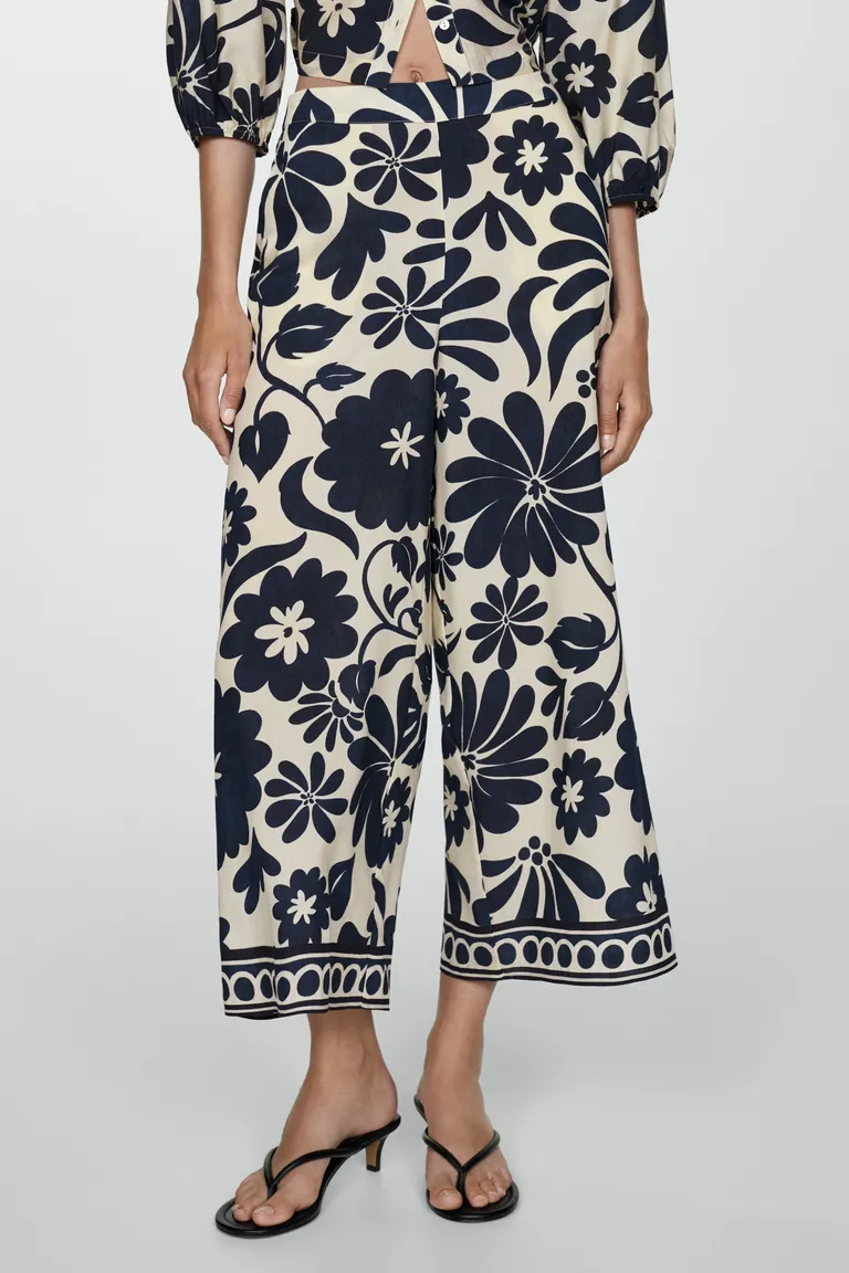 Pantalón fluido estampado floral de Mango en Pantalones para argentina