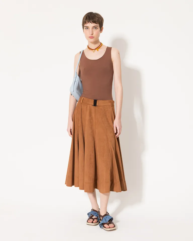 Falda midi de suave tela en color marrón, con diseño de gajos y detalles de cinturón de Jazmin Chebar en Faldas para argentina