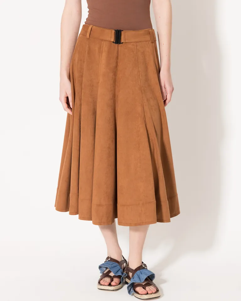 Falda midi de suave tela en color marrón, con diseño de gajos y detalles de cinturón de Jazmin Chebar en Faldas para argentina