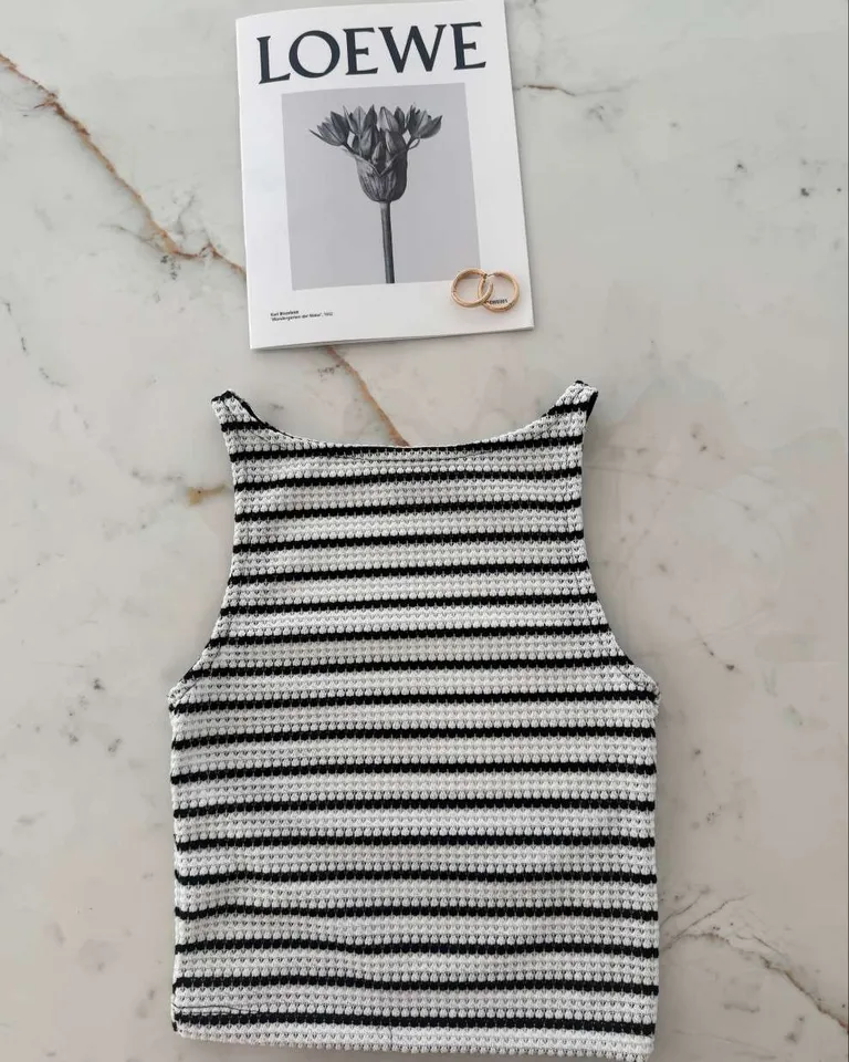 Musculosa tejida a crochet con escote bote y diseño de rayas finas de Hesed en Tops para argentina