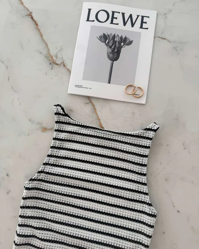 Musculosa tejida a crochet con escote bote y diseño de rayas finas de Hesed en Tops para argentina