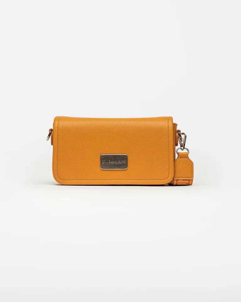 Bandolera amarilla con diseño graneado y cierre de solapa de Prüne en Bolsos y Carteras para argentina