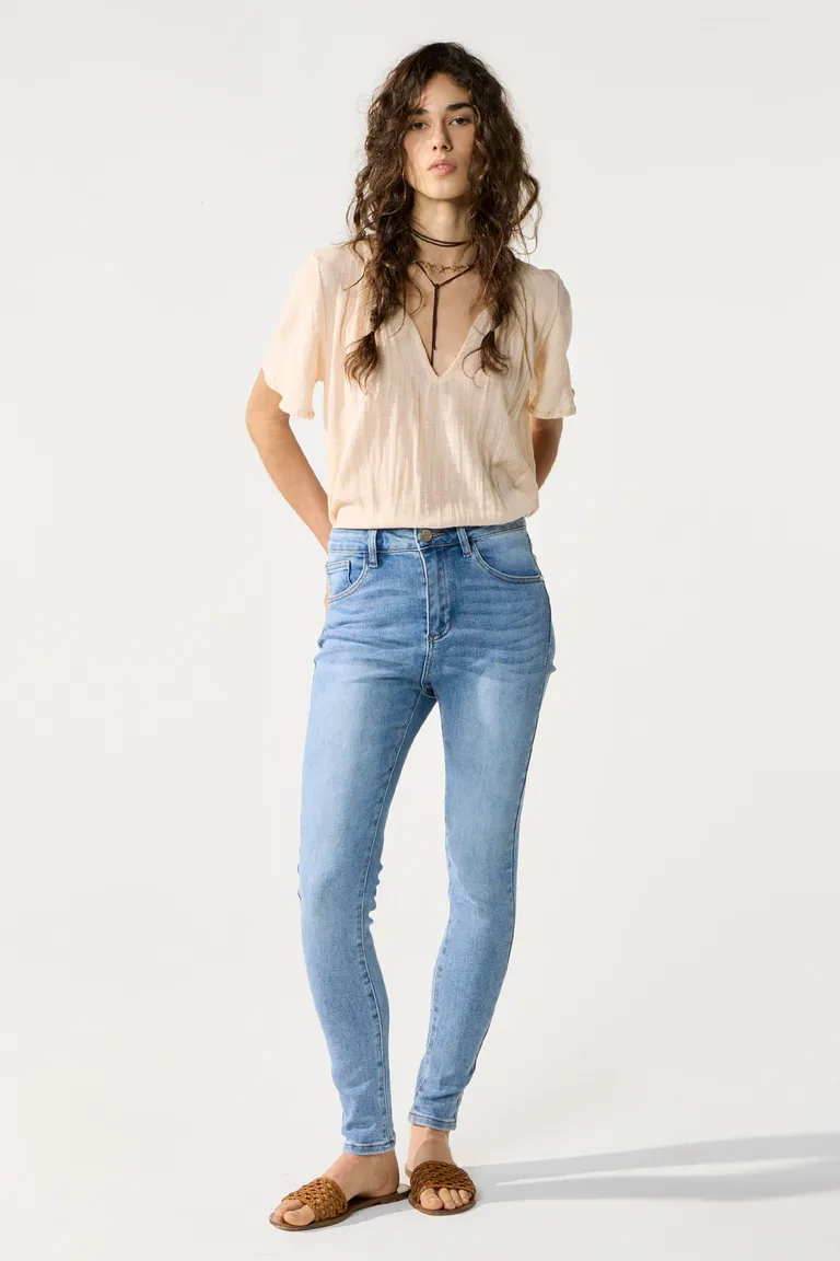 Pantalones vaqueros de tiro medio con acabado desgastado para un look moderno y relajado de Cuesta Blanca en Pantalones para argentina