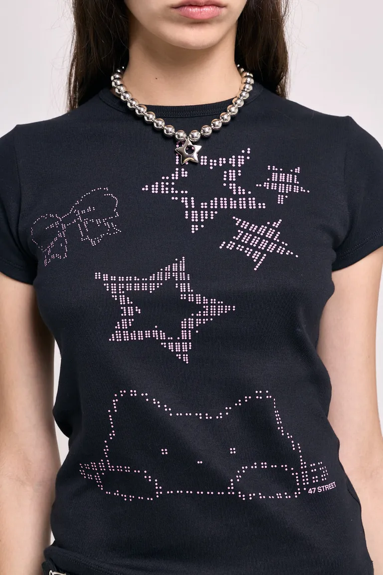 Remera de cuello redondo con diseño gráfico frontal de estrellas y detalle de moño de 47 Street en Remeras para argentina