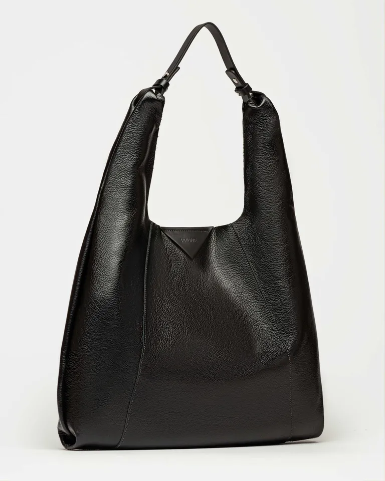 Bolso de Cuero Negro de Diseño Sofisticado y Amplio Espacio Interior de Prüne en Bolsos y Carteras para argentina