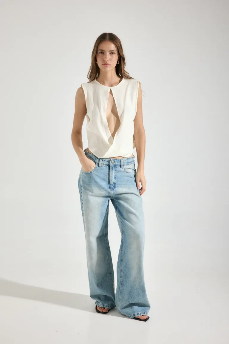 Blusa blanca con doblez y abertura en parte delantera, de diseño sencillo y elegante. de Audaz en Blusas para argentina