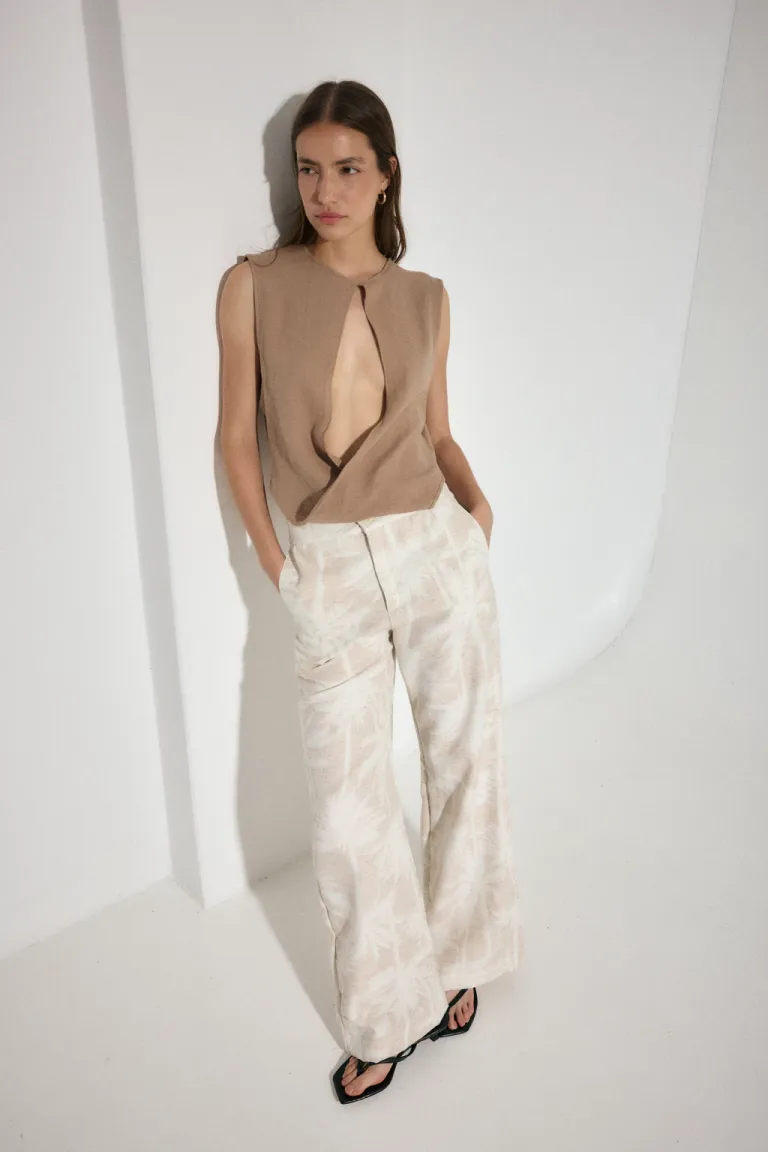 Blusa blanca con doblez y abertura en parte delantera, de diseño sencillo y elegante. de Audaz en Blusas para argentina