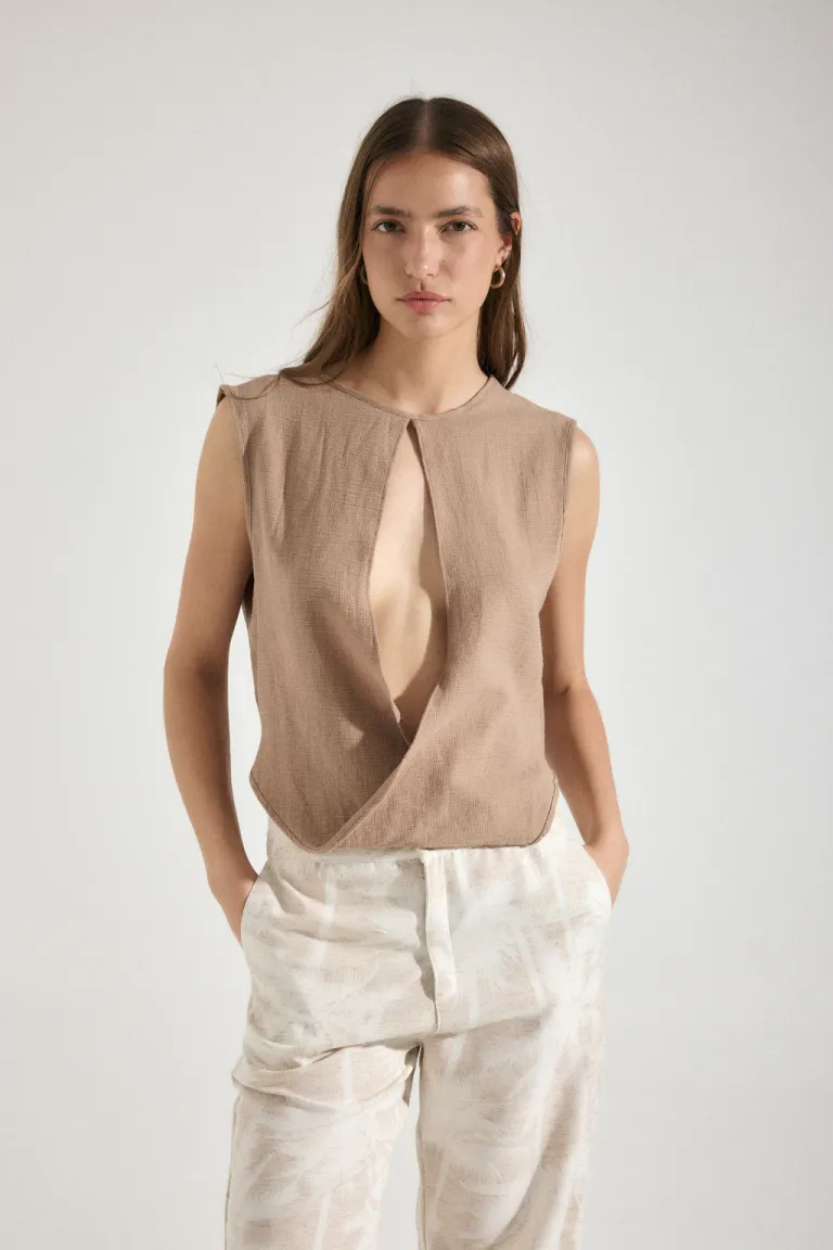 Blusa blanca con doblez y abertura en parte delantera, de diseño sencillo y elegante. de Audaz en Blusas para argentina