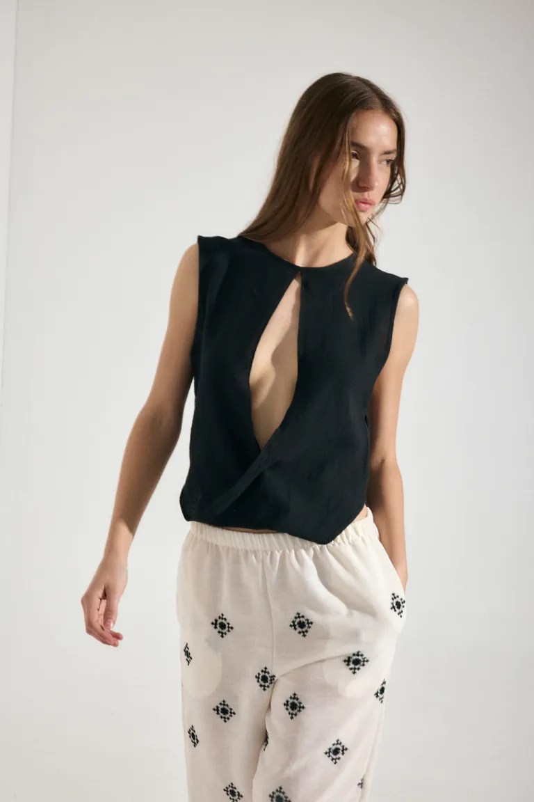 Blusa blanca con doblez y abertura en parte delantera, de diseño sencillo y elegante. de Audaz en Blusas para argentina