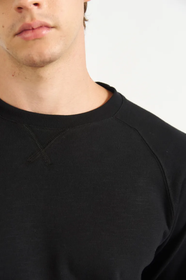 Buzo masculino de cuello redondo con mangas ranglan y detalle bordado en el escote de Bensimon en Buzos y Sweaters para argentina