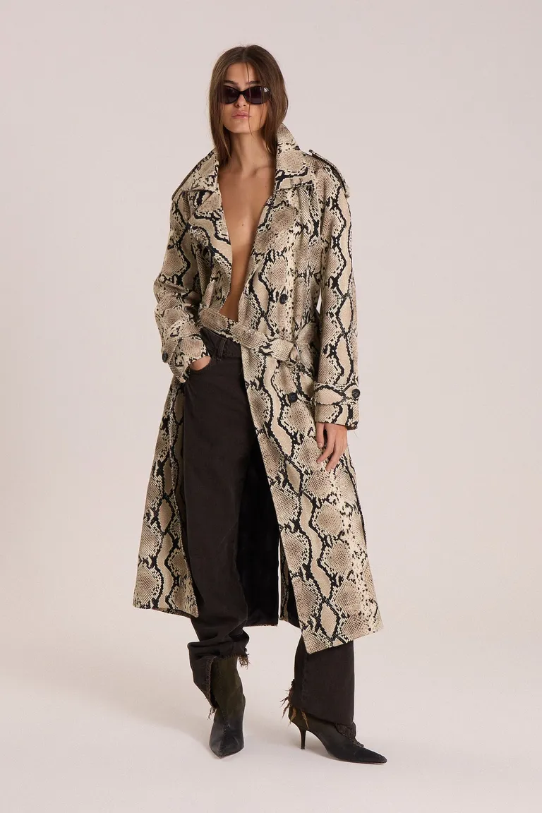 Abrigo de twill de viscosa con estampado de animal print y detalles en hombros de Maria Cher en Tapados para argentina