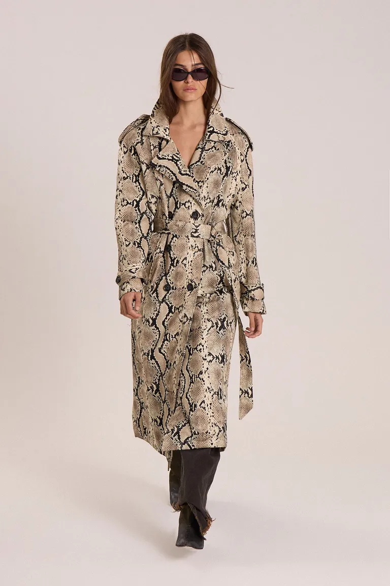 Abrigo de twill de viscosa con estampado de animal print y detalles en hombros de Maria Cher en Tapados para argentina