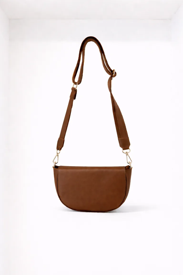 Bandolera con solapa frontal, logo grabado, correa ajustable y monedero circular pequeño incluido de Maria Cher en Bolsos y Carteras para argentina