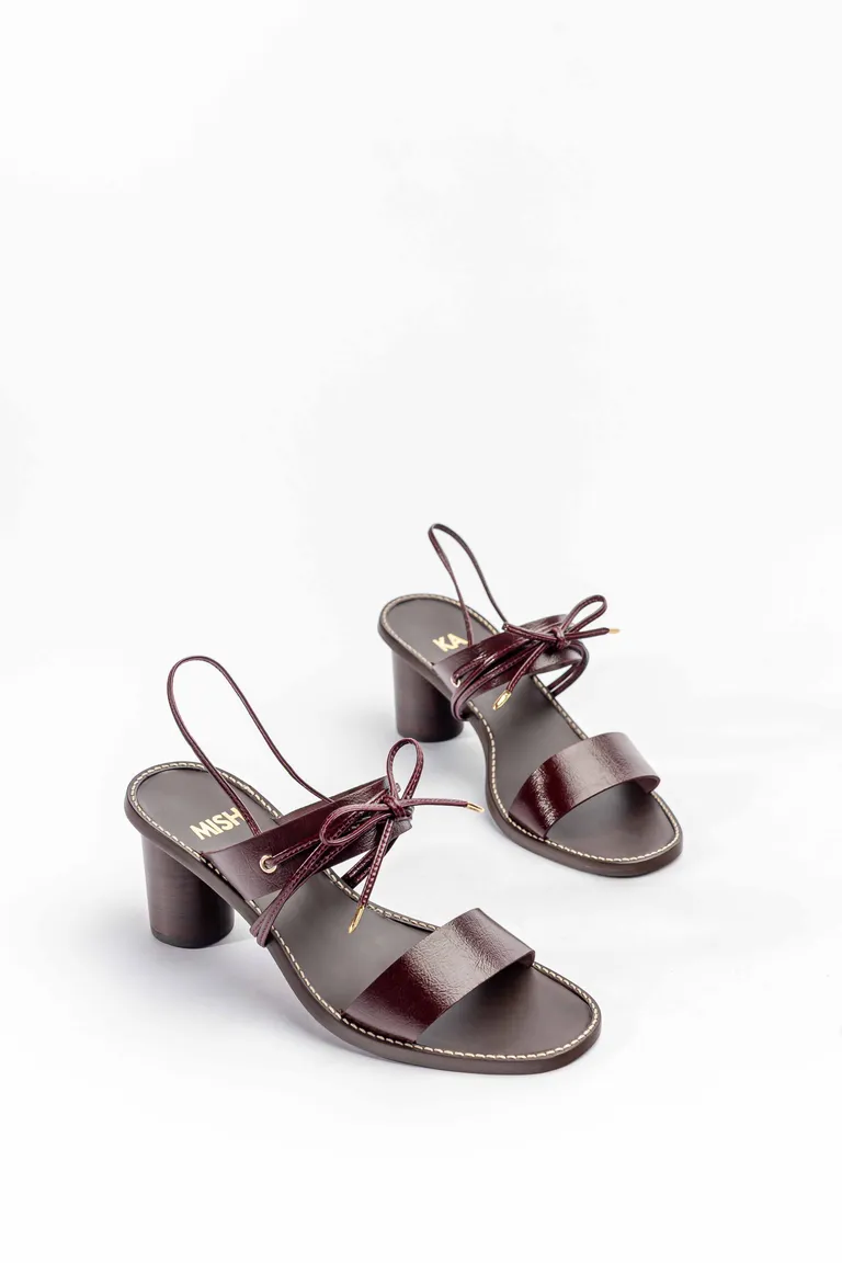 Sandalias de tiras anchas en cuero con detalles metálicos y tira para anudar al tobillo de Mishka en Sandalias para argentina