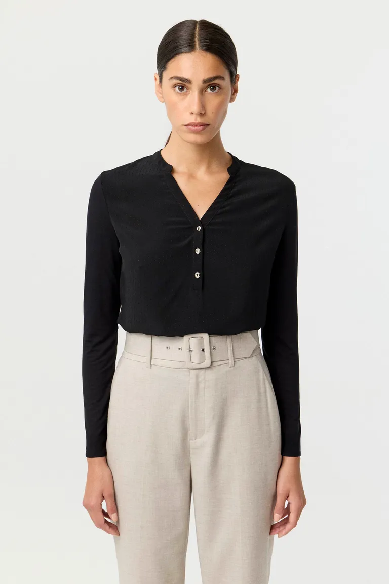 Remera manga larga con cuello base y cartera de botones metálicos de Markova en Remeras para argentina