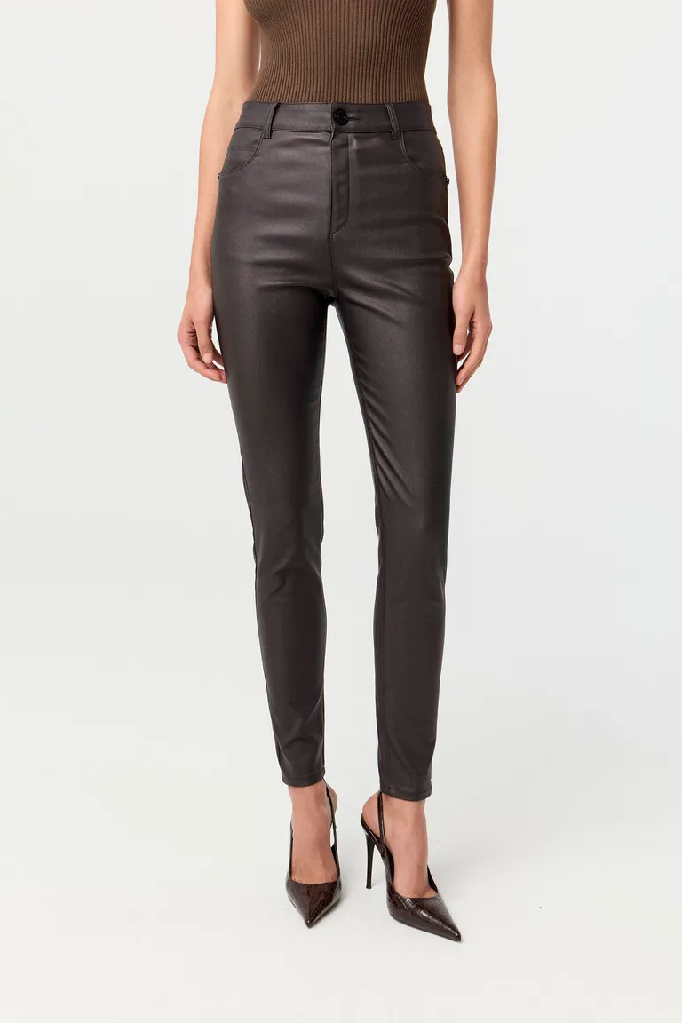 Pantalón tiro alto de calce ajustado con bolsillos y detalles metálicos de Markova en Pantalones para argentina