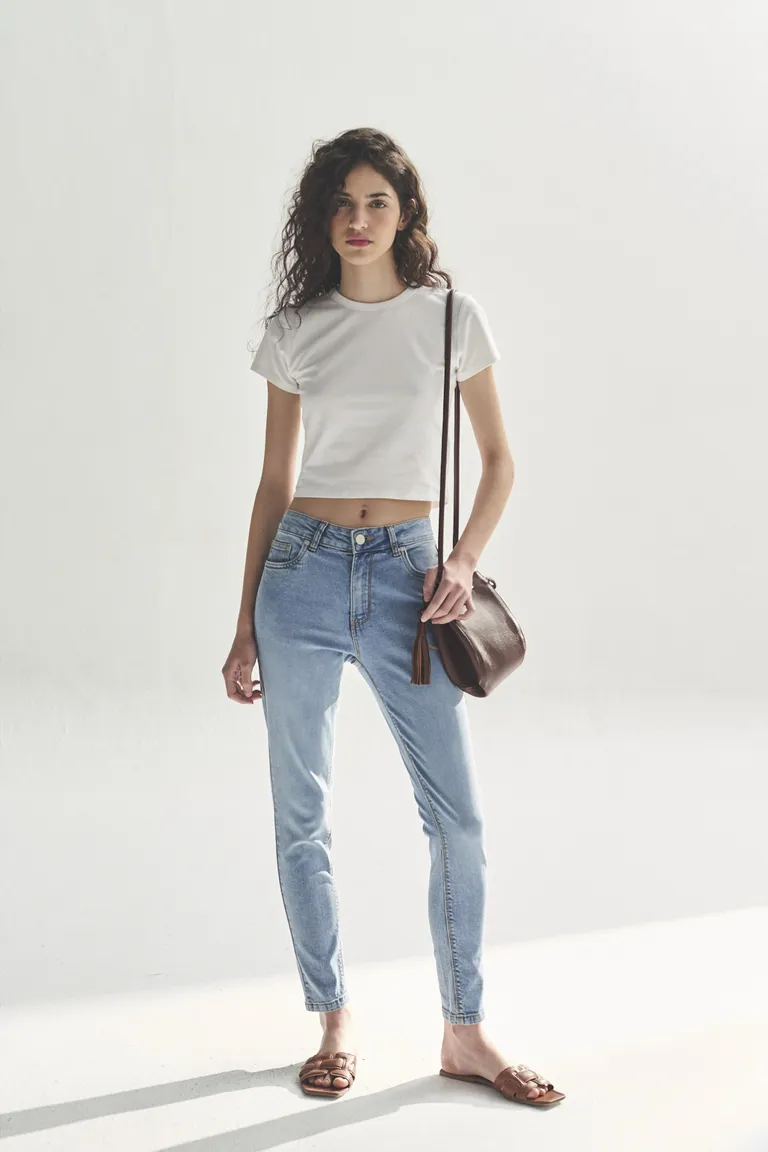 Pantalones vaqueros ajustados de estilo moderno para mujer de Akiabara en Pantalones para argentina