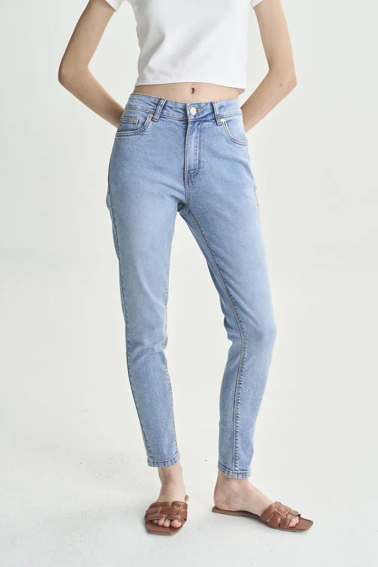 Pantalones vaqueros ajustados de estilo moderno para mujer de Akiabara en Pantalones para argentina