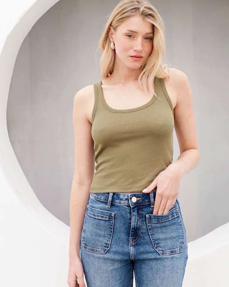 Musculosa de algodón en tono verde, prenda versátil y cómoda para la temporada de Hesed en Tops para argentina