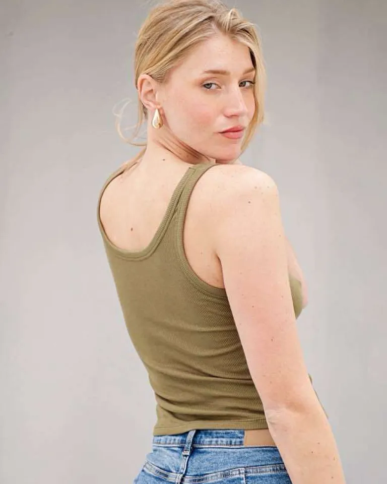 Musculosa de algodón en tono verde, prenda versátil y cómoda para la temporada de Hesed en Tops para argentina