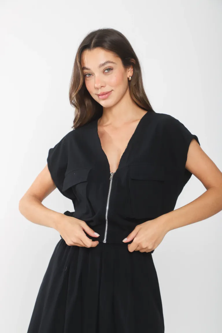 Chaleco de lino negro con escote en V y cierre central de Belle en Chalecos para argentina