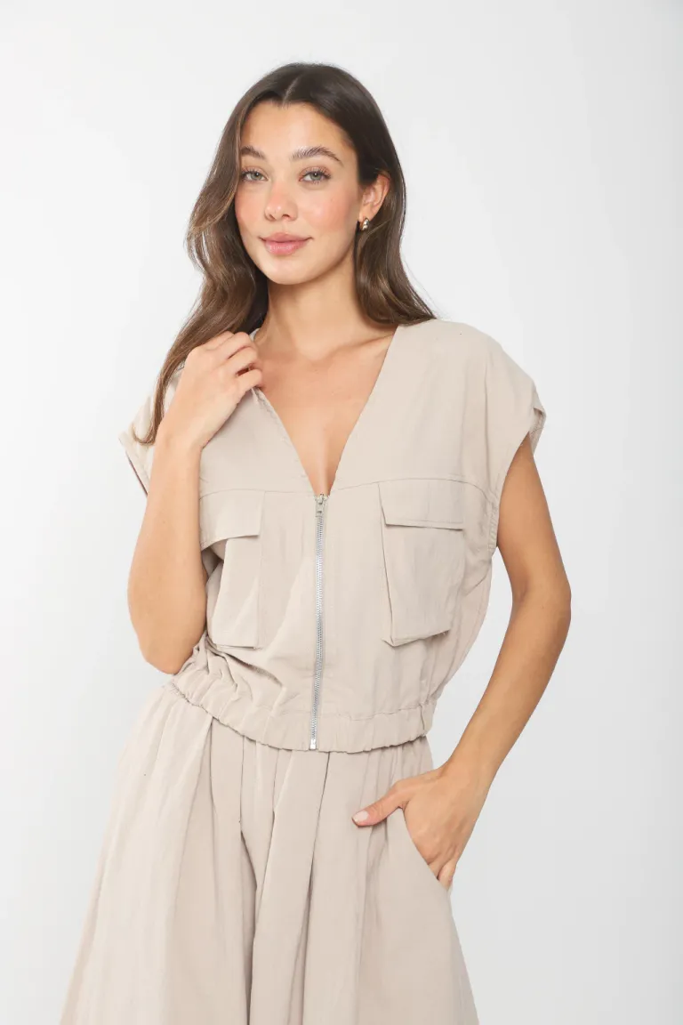 Chaleco de lino negro con escote en V y cierre central de Belle en Chalecos para argentina