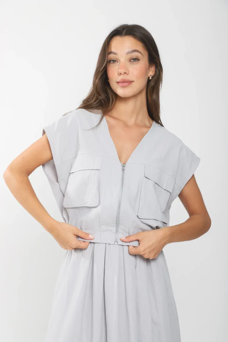 Chaleco de lino negro con escote en V y cierre central de Belle en Chalecos para argentina