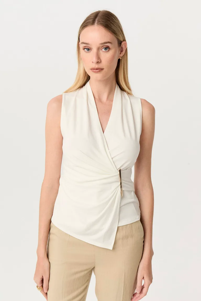 Remera de microfibra con diseño cruzado y escote en V de Markova en Remeras para argentina