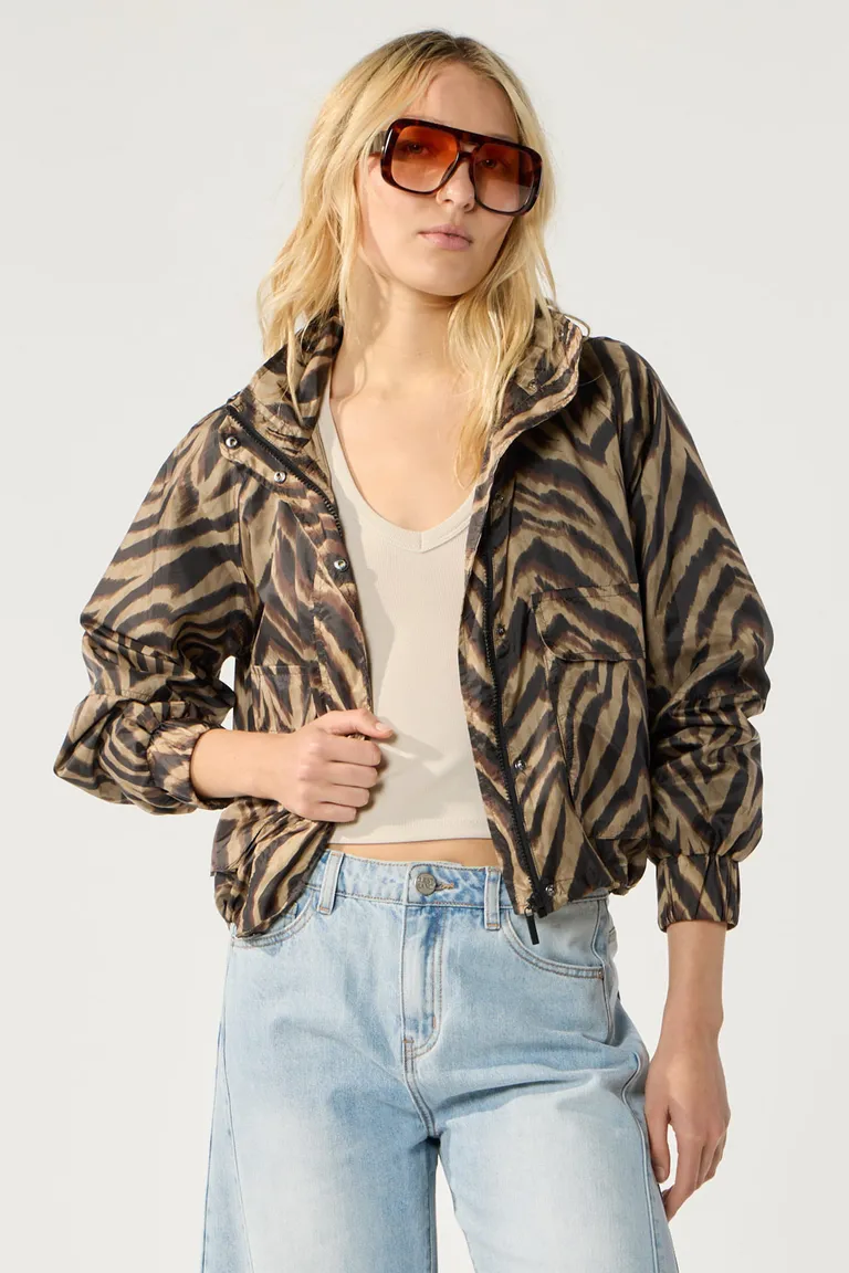 Chaqueta de nailon con estampado animal print y detalles funcionales para un look casual con estilo de Cuesta Blanca en Chaquetas para argentina