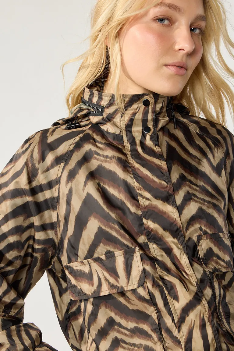 Chaqueta de nailon con estampado animal print y detalles funcionales para un look casual con estilo de Cuesta Blanca en Chaquetas para argentina