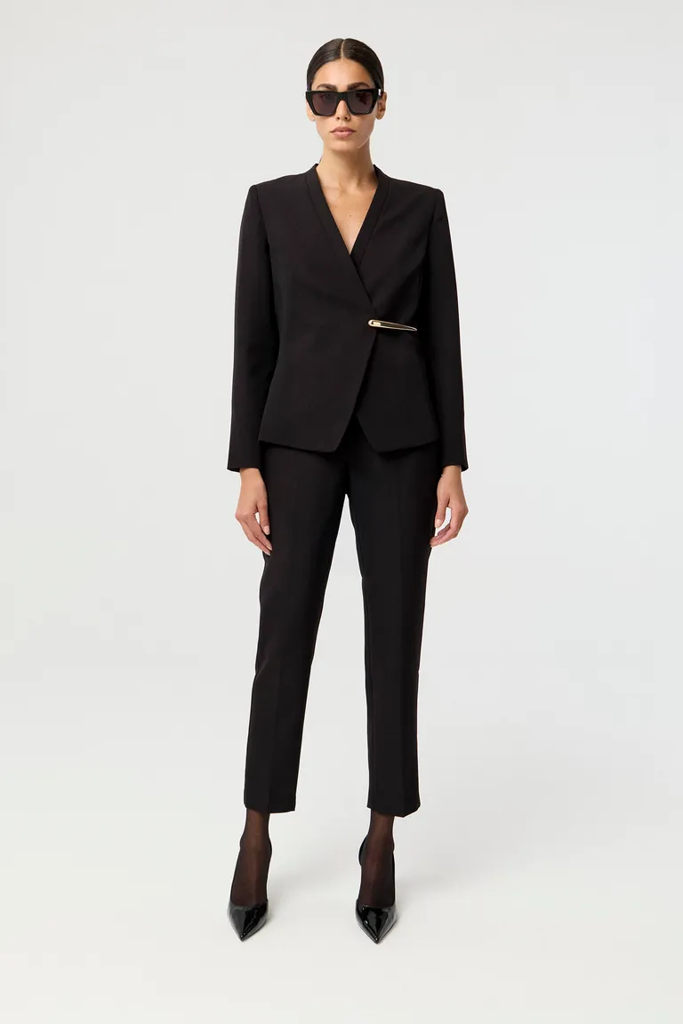 Pantalón de sastrería corte slim tiro alto con cintura cruzada y detalles de herrajes metálicos de Markova en Pantalones para argentina