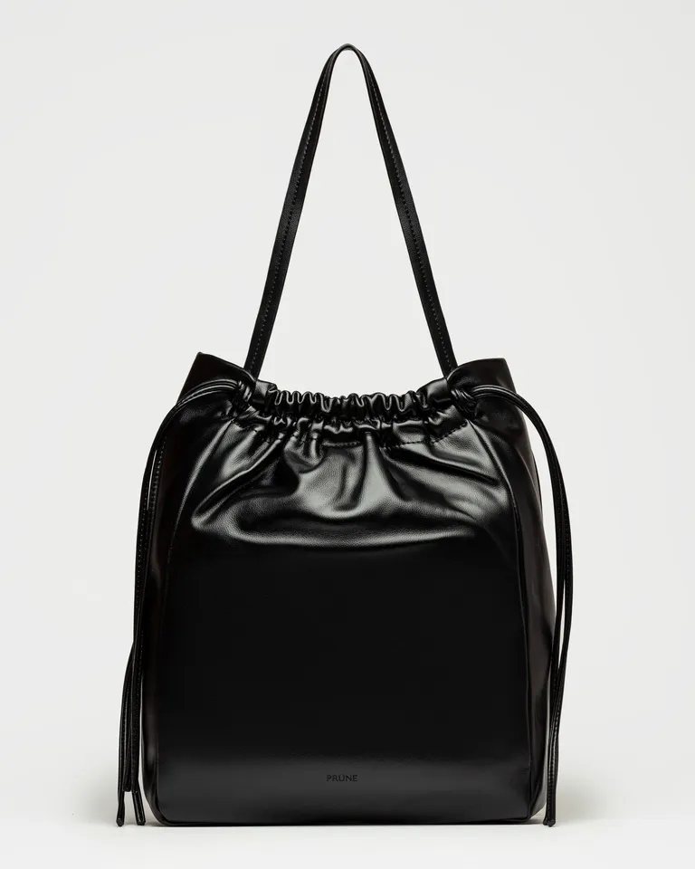 Bolso shopper negro de material efecto graneado con cierre magnético y paleta de gran diseño de Prüne en Bolsos y Carteras para argentina
