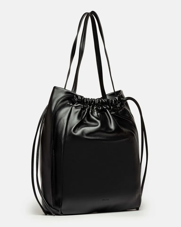 Bolso shopper negro de material efecto graneado con cierre magnético y paleta de gran diseño de Prüne en Bolsos y Carteras para argentina