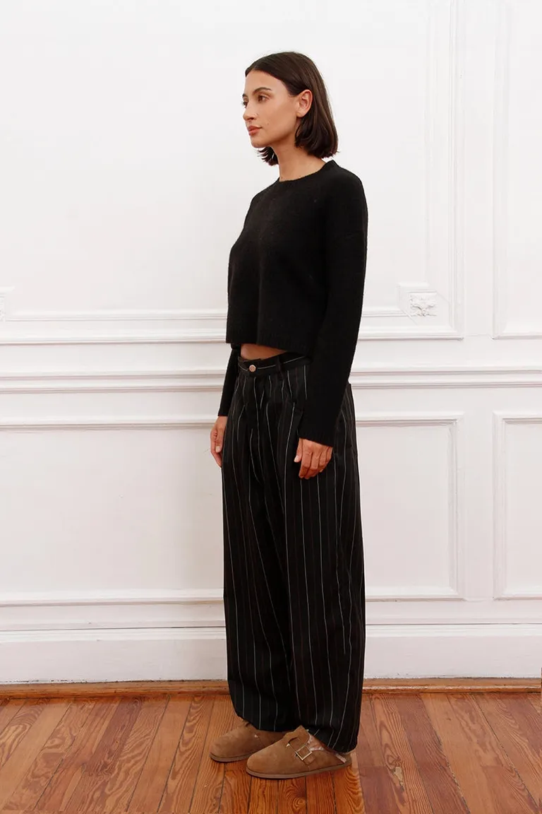 Sweater liso de calce regular con cuello redondo y detalle de logo bordado en la espalda de Sofia Sarkany en Buzos y Sweaters para argentina