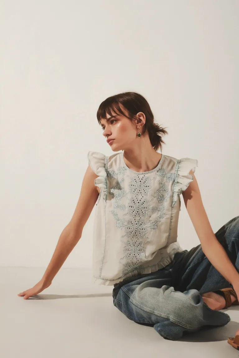 Camisa de algodón con bordado a tono y detalles de volados en mangas y ruedo de Rapsodia en Camisas para argentina