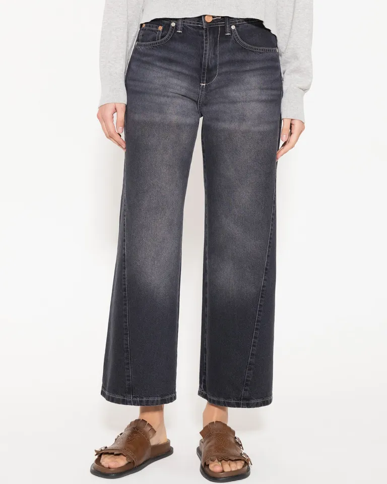 Pantalón de corte recto gris con diseño masculino y detalles distintivos de Jazmin Chebar en Pantalones para argentina