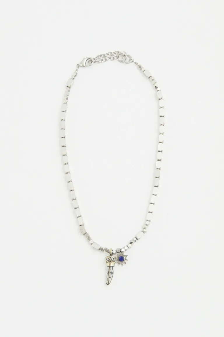 Collar corto de piezas metálicas con dije central en forma de cuerno de Rapsodia en Bijouterie para argentina