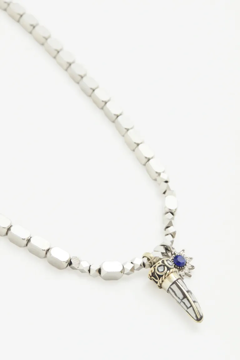 Collar corto de piezas metálicas con dije central en forma de cuerno de Rapsodia en Bijouterie para argentina