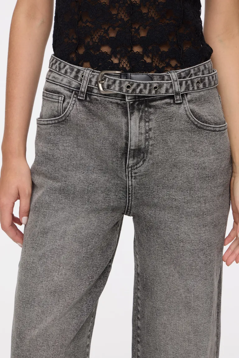 Pantalón de jean tiro alto con pierna ancha y cinturón integrado con hebilla metálica de Cuesta Blanca en Pantalones para argentina