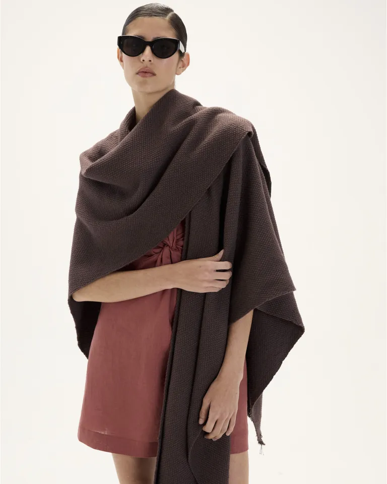 Ruana bruna: Prenda tejida a mano con diseño artesanal y elegante para abrigarte con estilo de Blue Sheep en Capas y Ponchos para argentina