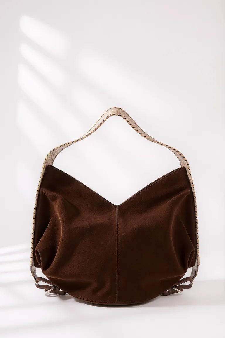 Cartera de cuero marrón de silueta orgánica y manija en gamuza de Maria Cher en Bolsos y Carteras para argentina