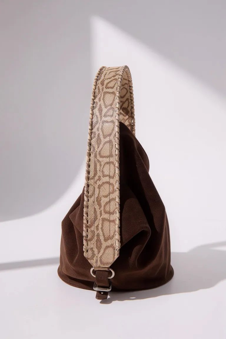 Cartera de cuero marrón de silueta orgánica y manija en gamuza de Maria Cher en Bolsos y Carteras para argentina