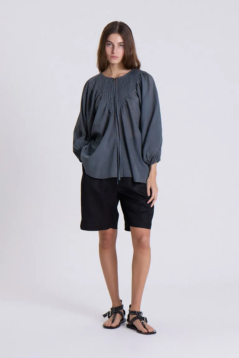 Blusa holgada de mangas abullonadas en color gris para un estilo femenino y sofisticado de Maria Cher en Camisas para argentina