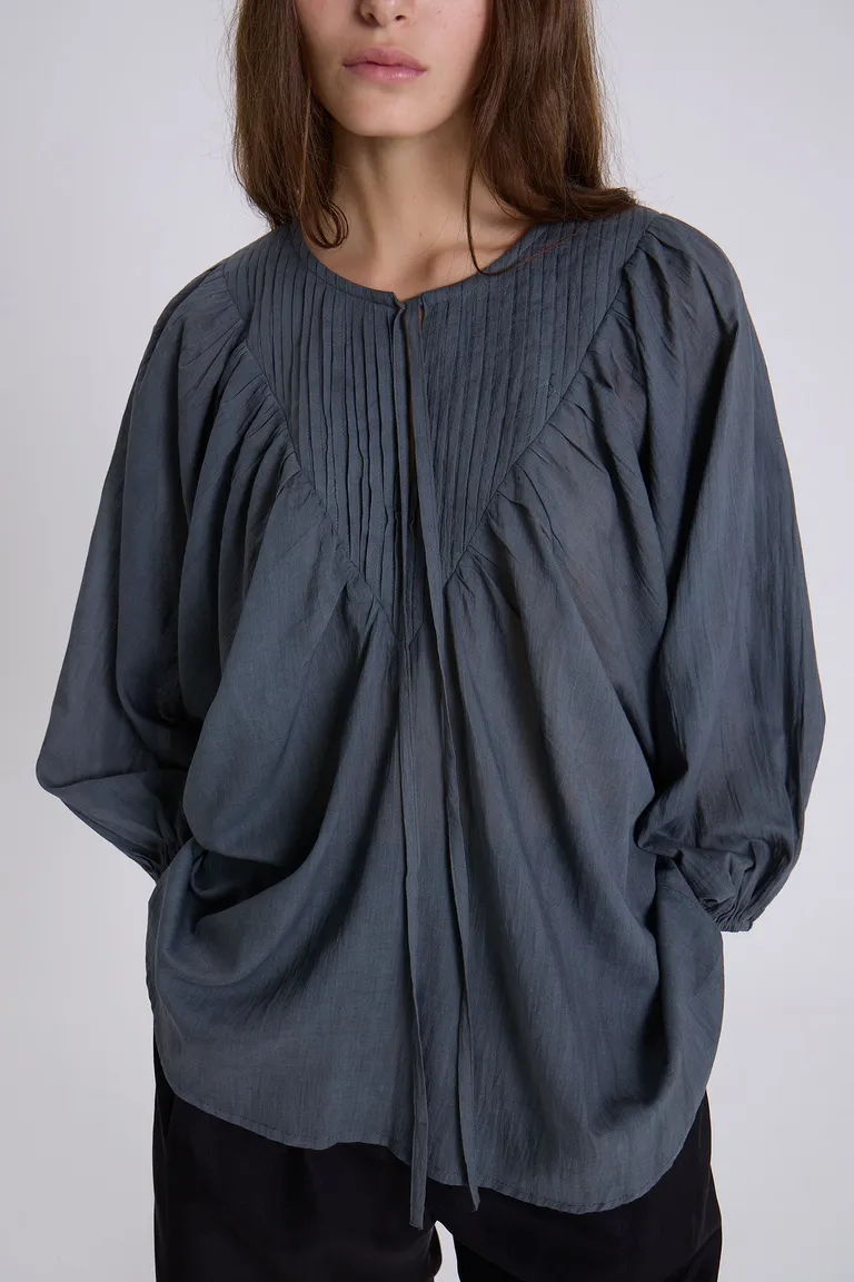 Blusa holgada de mangas abullonadas en color gris para un estilo femenino y sofisticado de Maria Cher en Camisas para argentina