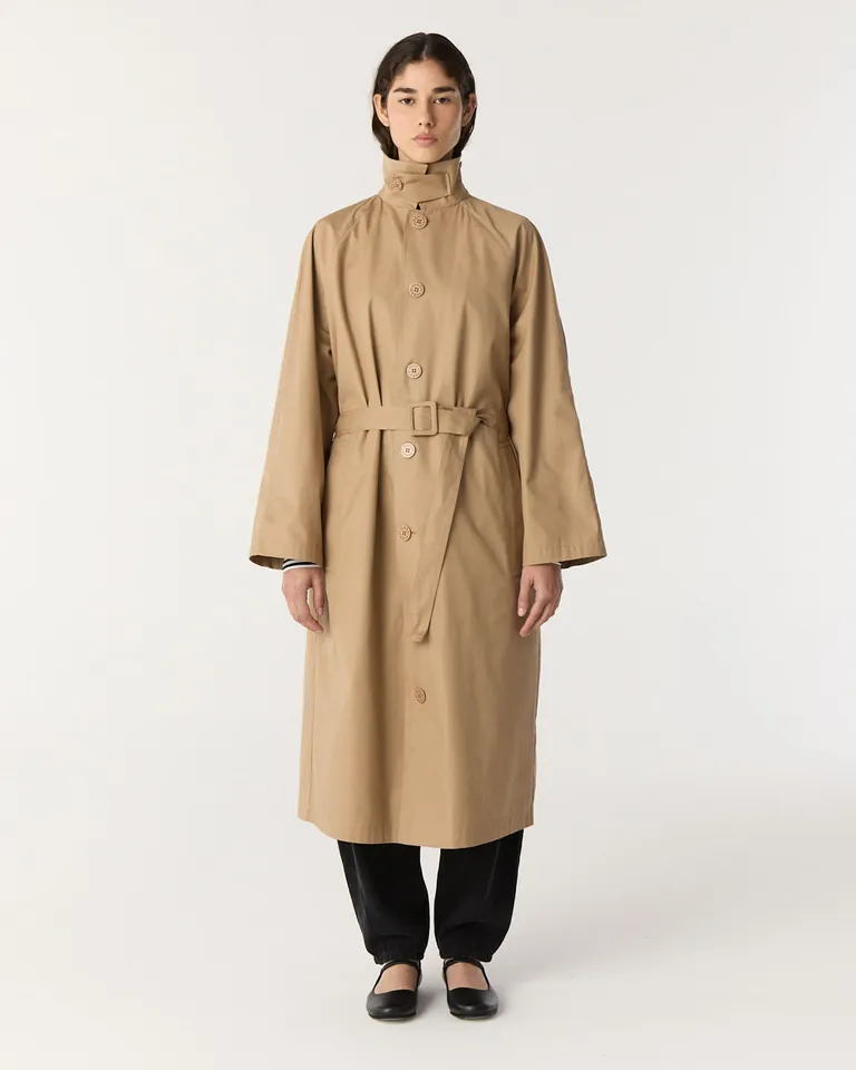 Tapado largo estilo trench con cuello y cierre frontal de botones con mangas ranglan amplias de Furzai en Tapados para argentina