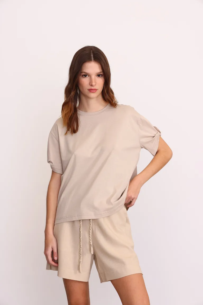 Remera de manga corta con diseño torcido y abertura en la manga de Yagmour en Remeras para argentina