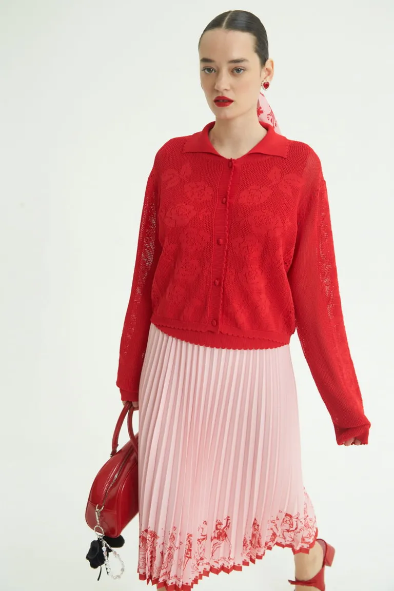 Cardigan con diseño floral y texto en la espalda, prenda liviana y versátil de Las Pepas en Buzos y Sweaters para argentina