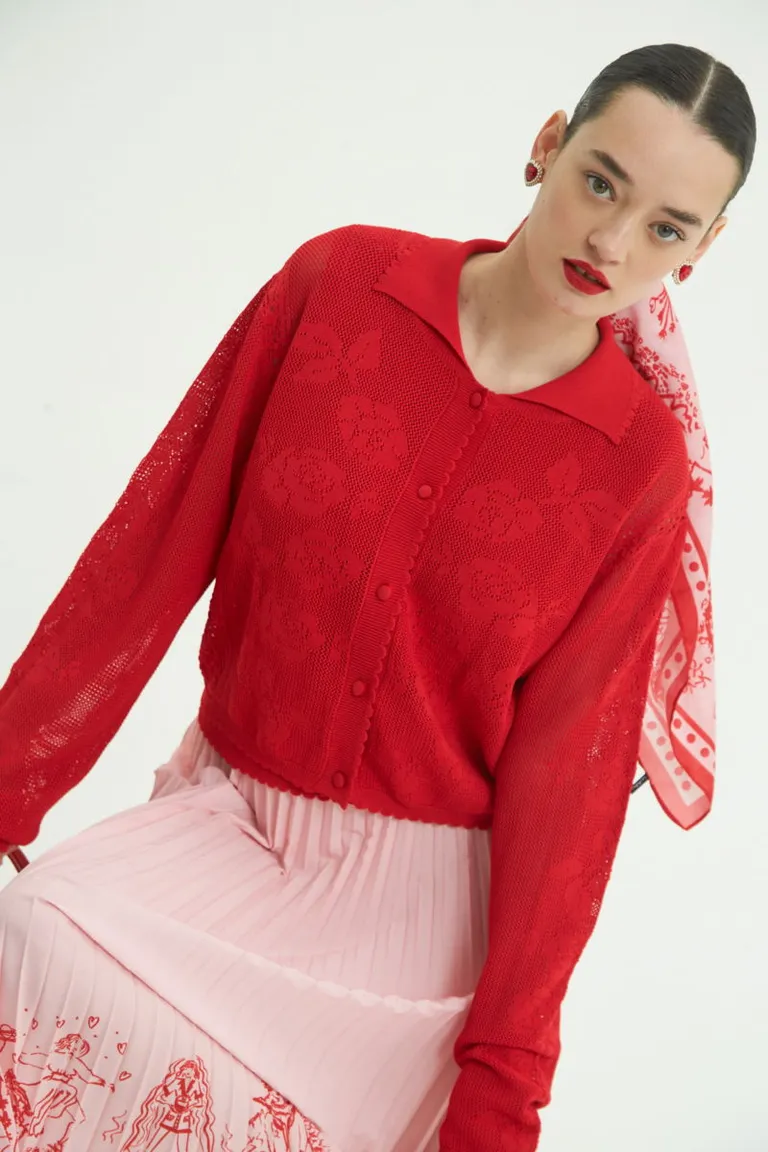 Cardigan con diseño floral y texto en la espalda, prenda liviana y versátil de Las Pepas en Buzos y Sweaters para argentina