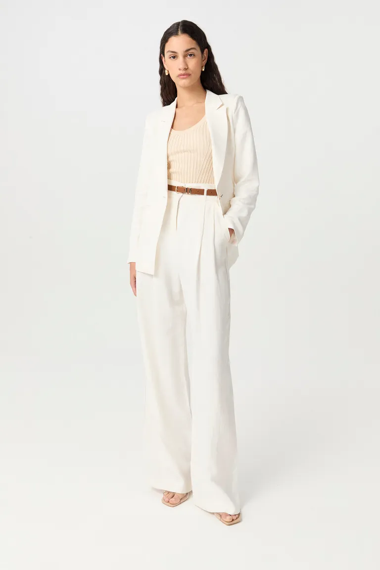 Pantalón blanco de tiro alto y pierna ancha, una prenda clave para el verano de Markova en Pantalones para argentina