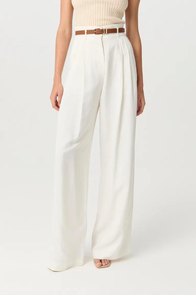 Pantalón blanco de tiro alto y pierna ancha, una prenda clave para el verano de Markova en Pantalones para argentina